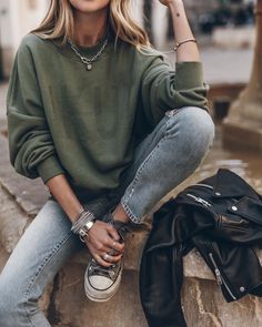 Stil Rock, Portugal Roadtrip, Mode Hippie, Cooler Look, Autumn Outfit, Mom Outfits, Looks Style, Green Sweater