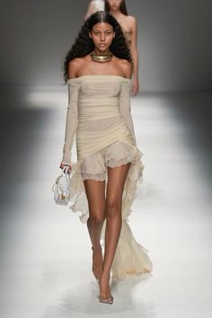 blumarine ss24 Blumarine Dress, Model Walks, Runway Trends, Mode Vintage, Milan Fashion, Look Fashion, Spring Fashion