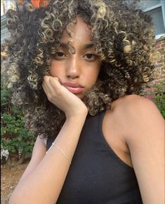 Dyed Hair For Curly Hair, Highlights On Short Curly Hair, Curly Highlights Black Hair, Curly Hair Highlights Black Hair, Pintura Highlights Curly, Curly Hair Dyed, Curly Hair Color Ideas, Quick Curly Hairstyles, Curly Color