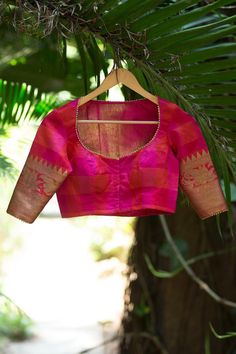 High Back Neck Blouse, Pattu Saree High Neck Blouse Designs, High Neck Designs For Blouses, Blouse Design Neck Pattern, Blouse Pattern Front And Back, Patti Blouse Designs Latest, Best Blouse Design For Silk Saree Front And Back, Puffy Blouse Designs, Blose Desines Back Latest Simple