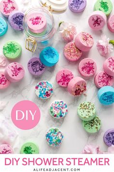 Dozens of shower steamers with various colours and decorations scene from above on a white marble background. Text overlay: DIY shower steamer. Shower Tablets, Diy Spa Day, Bath Bomb Recipes, Diy Shower