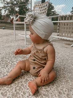 🔆Follow and tag your l little one on social media rocking your Sun Daze headwrap🔆 Instagram: Sundaze_headwraps  Turbans come in sizes: premie- 12" head circumference newborn- 13-13.5 0-3 months - 14-15" head circumference  3-6 months -15"-16" head circumference  6-9 months- 16"-17" 9-12 months -17"-18"" head circumference  12-24 months - 18"-20" 3 yrs - Adult- 21'-24" *Handwash or spot clean only!* **Children should ALWAYS be supervised while wearing bows. Sun Daze is not liable for any injuries. ** These baby girl turbans make a great gift for any occasion or a perfect baby shower gift! Newborn Turban, Baby Head Wrap, Baby Turban, Baby Swimming, Handmade Gift Wrap, Perfect Baby Shower Gift, Head Circumference, Hair Accessories Headbands, Spf 50