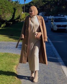 Modest Essentials, Elegant Classic Fashion, Cute Hijabi Outfits, Dressy Fashion Outfits, Hijab Hat, Dubai Outfit, Coat Outfit Casual