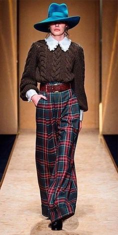 Tartan Outfit Women, Checkered Pants Outfit, Plaid Pants Outfit, Tartan Pants, 1920s Outfits, Design Moda, Dad Sneakers, Plaid Outfits