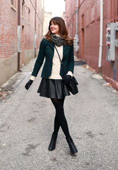 Leather Skater Skirts, Mini Rock, Mode Tips, Black Pantyhose, Winter Skirt, Business Outfit, 가을 패션, Fashion Mode