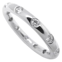 TIFFANY & Co. Anello in platino con castone di diamanti da 0,18 carati 6,5 Metallo: Platino Dimensione: 6.5  Larghezza della banda: 2.6 mm Peso: 5.70 grammi  Diamante: diamanti tondi brillanti, peso totale di 0,18 carati  Marchio di garanzia: ©T&CO. PT950 Condizioni: Ottime condizioni, come nuovo, viene fornito con la scatola originale di Tiffany. Edizione limitata, non più disponibile in vendita nei negozi TiffanyAutenticità garantita Tiffany Setting, Modern Wedding Rings, Tiffany Box, Tiffany Diamond, Sapphire Wedding Rings, Elsa Peretti, Platinum Engagement Rings, Modern Ring, Tiffany And Co