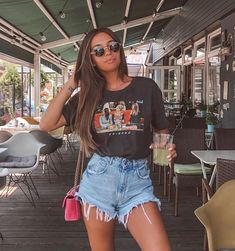 Look Short Jeans, Rok Outfit, Denim Shorts Outfit, Denim Skirt Outfits, Celebrity Trends, Outfit Trends, Tee Outfit, Cute Summer Outfits, Striped Cardigan