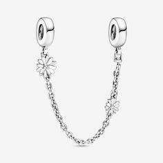 Pandora Charms & Armbänder für Damen, 798764C01-05 - Mit dem Gänseblümchen Komfortketten-Charm bleibt Deine Frühlings-Charm-Kollektion an Ort und Stelle. Die Komfortkette aus Sterling-Silber mit zwei unterschiedlich großen Gänseblümchen-Details sorgt dafür, dass Deine Charms sicher an Deinem Pandora Moments-Armband verbleiben und gleichzeitig frisch und stilvoll aussehen. Das Komfortketten-Charm mit zusätzlichem Funkeln durch einen einzelnen Cubic Zirkonia ist von der unverwüstlichen und freihe… Pandora Safety Chain, Pandora Daisy, Jewellery Uk, Safety Chain, Sterling Jewelry