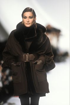 Modest Christian Clothing, Christian Dior Runway, Classy Winter Outfits, Carla Bruni, Runway Fashion Couture, Gianfranco Ferre, Fashion Magazine Cover, 90s Fashion Outfits