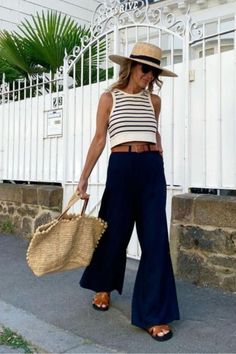 Tenue été femme avec un débardeur marinière un pantalon large des mules plates un chapeau de paille et un cabas en osier Outfit Minimalista, Elegance Dress, Elegante Casual, Classy Fashion, Cooler Look, Outfits Verano, Fashion Mistakes, Summer Fashion Outfits, Business Casual Outfits