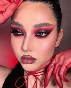 Black And Red Makeup, Red Eyeshadow Look, Red Makeup Looks, Red Eyeliner, Bold Makeup Looks, Formal Makeup, Red Eyeshadow, Simple Makeup Looks, Red Makeup