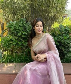 Simple Saree Designs, Janhvi Kapoor, Fancy Sarees Party Wear, Saree Poses, Gaun Fashion, Simple Sarees