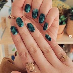 Nail Art Hijau, Makeup Zombie, Nail Design Glitter, 2023 Nail, Marble Nail Designs, Nagellack Trends, Green Nail Designs, Green Nail Polish