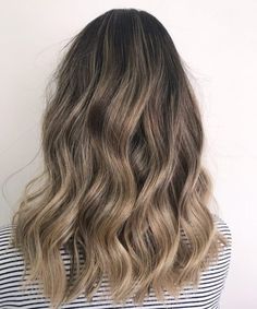 20 Dirty Blonde Hair Ideas That Work on Everyone Dirty Blonde Hair Color Ideas, Natural Dark Hair, Long Hair Highlights, Petite Blonde, Medium Waves, Blonde Roots, Balayage Ombre