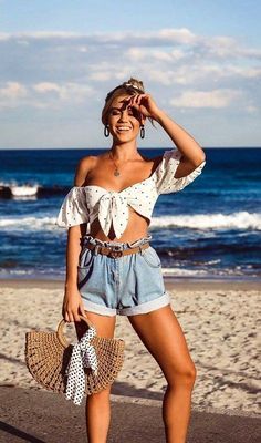 🏖️🌞🏖️15+ Beach Outfit Ideas That Are Perfect If You're Not Into Bikinis🏖️🌞🏖️ Look Short Jeans, Beach Outfit For Women, Holiday Outfits Summer, Holiday Outfits Women, Edc Outfits, Summer Wardrobe Staples, Summer Beach Outfit, Outfit Chic, Costume Intero