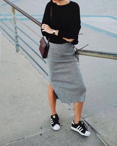 1 Mode Adidas, Skirt Diy, Grey Skirt, 여름 스타일, Chic Skirts, Skirt And Sneakers, Outfit Jeans, Mode Casual, Winter Trends