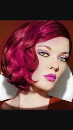 Be Inspired - #redhair Fuchsia Hair, Short Hair Color Ideas, Older Women's Hairstyles, Popular Short Hairstyles, Side Hairstyles, Short Hair Color, Long Layered Hair, Red Hair Color, Blonde Pixie