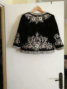 Veste karakou Muslimah Fashion Casual, Braces Girls, Cape Designs, Muslimah Fashion, Hand Embroidery Designs, Classy Dress, Traditional Outfits, Modest Fashion