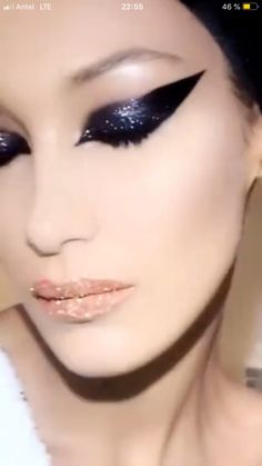 Chanel Makeup Looks, Burlesque Makeup, Bella Hadid Makeup, Pat Mcgrath Makeup, Beautiful Eye Makeup, Lots Of Makeup, Eye Makeup Designs, Chanel Makeup, Creative Makeup Looks