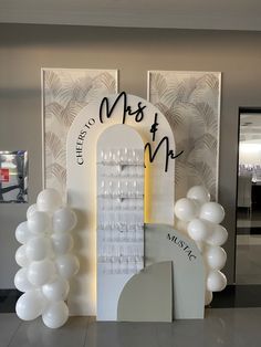 Sampagne wall wedding design balloon decoration Business Lobby Decor, Backdrops For Events, Tabletop Arch Decor, Props For Wedding Decoration, Backdrop For Events, Event Decor Backdrop, Bridal Shower Balloon Wall, Event Backdrop Diy, Cardboard Wedding Decor