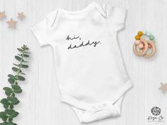 Hi Daddy Onesie® Pregnancy Announcement Baby Onesie Dad to - Etsy Customizable Fitted Casual Bodysuit, Fitted Cotton Onesie As A Gift, Fitted Cotton Bodysuit For Gender Reveal, Customizable Cotton Bodysuit For Family Matching, Unisex Cotton Onesie For Gender Reveal, Hi Daddy Announcement, Fitted Onesie With Letter Print For Gender Reveal, Pregnancy Announcement With Onesie, Customizable Cotton Onesie