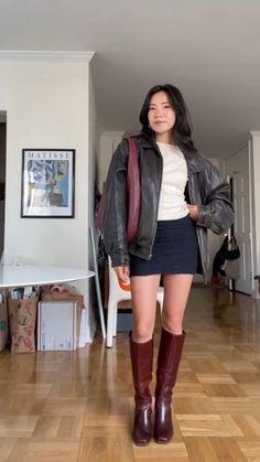 Maroon Boots Outfit Knee High, Boots Inspo Outfit, Knee High Burgundy Boots Outfit, Maroon Knee High Boots Outfit, Mahogany Boots Outfit, Chealse Boot Outfit Women Skirt, Style Red Boots, Brown Boots Fall Outfits, Classic Concert Outfit