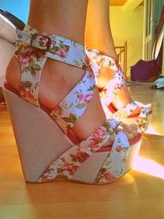 Floral wedges...love for summer Vetements Shoes, Trendy Wedges, Floral Wedges, High Heel Wedges, Print Flower, Heels & Wedges