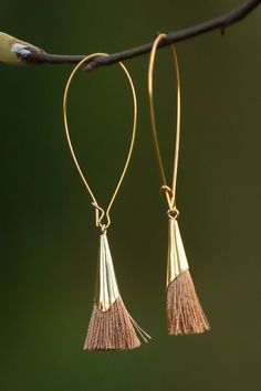 These modern tassel earrings would look great with a chunky beaded necklace, wouldn't they? Tassel Earing, Tassel Jewelry, Best Jewelry Stores, Bijoux Diy, Jewelry Projects, Diy Earrings, Tassel Earrings, Minimalist Jewelry, Jewelry Trends