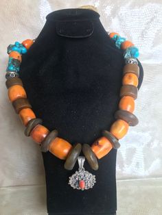 collier marocaine ethnique avec corail et ambar et pendentif argent , vintage handmade necklace silve J'ai utilisé des perles de corail vintages. Perles de corail provient de la Méditerranée et sont naturelles. La conception de ce collier de charme ont été inspirés par des bijoux marocain traditionnel. Les mesures ✧--- Poids : 215 grammes longueur totale : 80cm ancienne faux ambar vigital corail argent pendentif et perles boules 925 Bohemian Orange Necklaces With Silver Beads, Unique Orange Pendant Necklace, Silver Engraved Bracelet, Silver Chain Style, Engraved Bracelet, Silver Prices, Silver Bangle Bracelets, Handmade Necklace, Silver Bangles