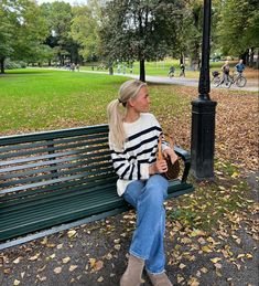 Striped Sweater Black, Nyc Fall, Look Legging, Estilo Indie, Boots Slippers, White Striped Sweater, Skandinavian Fashion, Europe Outfits