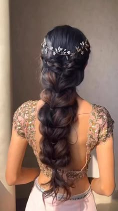 Messy Bun On Saree, Easy Hairstyles For Thick Hair, Cute Quick Hairstyles, Messy Ponytail, Messy Buns