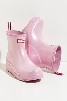 Enjoy rainy days with these short, flatform rubber rain boots. This iridescent style features a buckle accent on the side, logo detailing in front, and treaded rubber sole.* Ankle-grazing height* Fully waterproof* Pull-on style Short Hunter Rain Boots Outfit, Pink Rain Boots Outfit, Rainboots Outfit Fall, Winter Shoes 2024, Rainboot Outfits, Pink Boots Outfit, Short Hunter Boots, Pink Hunter Rain Boots, Pink Hunter Boots