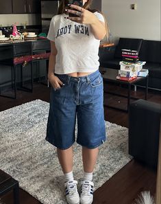 Women Baggy Shorts Outfit, Baggy Shorts For Women, Outfits With Long Jean Shorts, Jean Long Shorts, Jorts On Short People, Bf Shorts Outfit, Summer Outfit Inspo Jean Shorts, Baggy Denim Shorts Outfit Street Styles