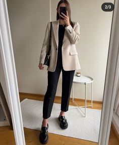 Looks Inverno 2023, Vem espiar as melhores tendências Outfits For The Office, Office Fits, Corporate Baddie, Professional Outfits Women, Outfit Chic, Stylish Work Attire, Business Casual Outfits For Work, Classy Work Outfits, Stylish Work Outfits