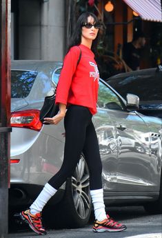 Bella Hadid Casual Outfits, Bella Hadid Casual, Neon Shorts, Bella Hadid, Looks Vintage