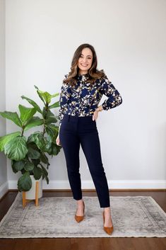 Work Outfits Navy Pants, Work Outfits With Navy Blue Pants, Business Smart Outfits For Women, Navy Business Casual Women, Navy Blue Work Outfit, Navy Blue Pants Outfit Work, Navy Blue Dress Pants Outfit Women, Navy Slacks Outfit Women, Navy Dress Pants Outfit Women