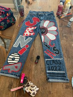 Class of 2022 Homecoming Jeans Junior, Diy Senior Pants, Senior Jean Ideas Painted, Painted Graduation Pants, Spirt Week Pants Ideas, College Pants Diy, Senior 2023 Jeans Ideas, Senior Pants 2023, Hoco Painted Jeans Ideas