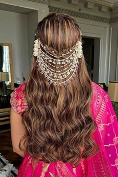 Latest Hairstyles For Weddings Indian, Sangeet Hairstyles, Sufi Night, Wedding Hairdo, Bridal Era, Palm Mehndi, Bridal Hairstyle Indian Wedding, Candid Couple, Short Hair Bride