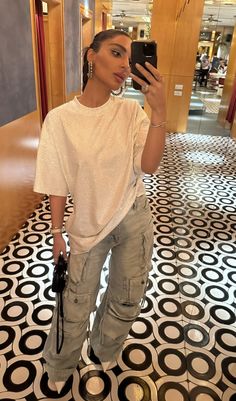 Glam Going Out Outfit, Celebrity Going Out Outfits, Chill Dinner Outfit, Fall Streetwear Biker Tops, House Concert Outfit, Nyc Street Style Spring 2024, Outfit Jeans