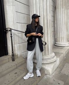 Black Blazer 2023 Outfit, Athleisure Blazer Outfit, Baseball Hat Blazer Outfit, Black Blazer Outfit Street Styles, Fall Styling Outfits, Artsy Sporty Outfits, Grey And Black Outfits Casual, Sweats With Blazer Outfit, Sport Blazer Women Outfit