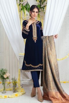 Elmas Velvet Pakistani Outfit, Daytime Glam, Lace Dress Design, Velvet Dress Designs, Designer Outfit, Velvet Dresses, Designer Outfits, Embroidery Suits Design, Pakistani Dress Design