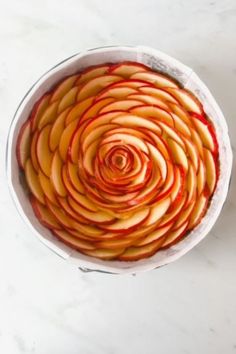 Sliced apples arranged in a rose design in a round baking pan. Rose Cake Recipe, Gluten Free Apple Cake, Apple Treats, Gluten Free Apple, Apple Rose