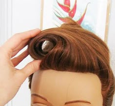 Pin up hair staple: Learn how to make a victory roll Victory Roll, Sarah Smiles, Retro Updo, Pinup Hair, Vintage Hairstyles Tutorial, Pin Up Vintage, Victory Rolls