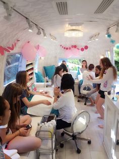 Beautybus Mobile Nail Salon Truck, Small Nail Salon Ideas, Kids Nail Salon, Mobile Nail Salon, Mobile Hair Salon, Beauty Van, Kids Salon, Mobile Spa