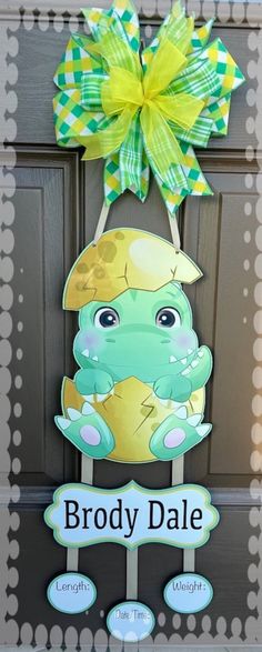 a door hanger that has a frog on it