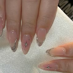 Almond Shape Minimalist Nails, Unique Neutral Nails, Asian Jelly Nails, Almond Nails Minimalist, Almond Nails Graduation, White Angel Nails, Silver And White Nail Designs, Aesthetic Star Nail Designs, Minimal Star Nail Art