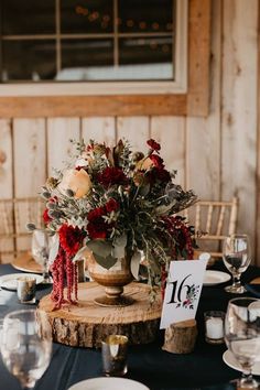 20 Burgundy Wedding Ideas - LADY WEDDINGS Moody Romantic Wedding Decor, Black Table Cloth, Moody Romantic Wedding, Christmas Wedding Centerpieces, Wedding Floral Centerpieces, Romantic Wedding Decor, Wedding Centerpieces Diy, Black Table, Wedding Centerpiece