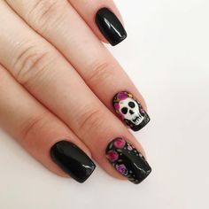 Skull nails bring a bold and edgy flair to your manicure, perfect for those who love a touch of the macabre. Explore over 20 stunning skull nail ideas that will inspire your next spooky and chic look. Skull And Flower Nails, Nail Art Skull, Candy Skull Nails, Sugar Skull Nails Designs, Texas Nails Designs, Halloween Black Nails, Sugar Skull Nail Art, Day Of The Dead Nails