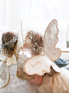 Oh my goodness, check out the halo's and fairy wings on these little girls! The prettiest Woodland Fairy 5th birthday by Dulcet Creative | 100 Layer Cakelet Enchanted Forest Party, Fairy Costumes, Forest Party, Fairy Birthday Party, Woodland Fairy, Fairy Birthday, Fairy Parties, Woodland Party