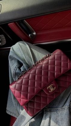 Chanel Bags Aesthetic, Chanel Bag Aesthetic, Red Chanel Bag, Chanel Bag Outfit, Stile Casual Chic, Red Chanel, Bag Chanel, Red Bag